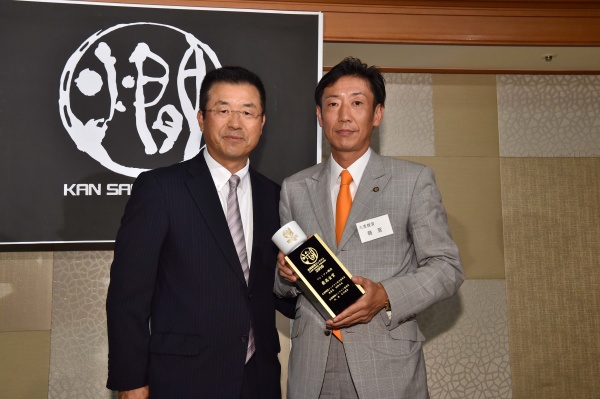10月11日、マリオット銀座東武ホテルで開かれた表彰式。プレゼンターの達川光男さん（元広島東洋カープ監督）と。