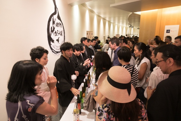 授賞式会場では授賞した日本酒の試飲会も行われ、チーズとの相性など楽しむ趣向も。多くの地元メディアや日本酒に関心のある方であふれかえっていました